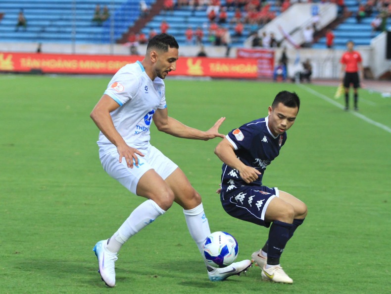 Kevin Pham Ba ghi ban an dinh chien thang 2-1 cho Nam Dinh. Anh: Mai Huong