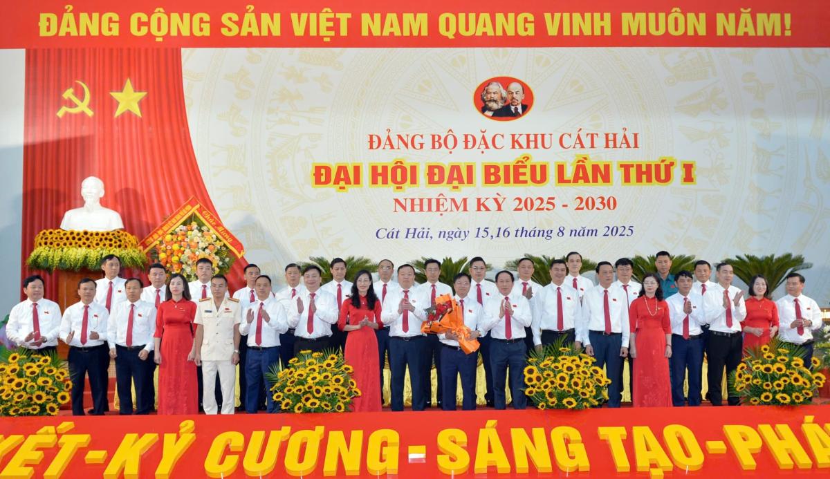 Ban Chap hanh Dang bo dac khu Cat Hai nhiem ky 2025-2030 ra mat. Ảnh: Cong TTDT Hai Phong