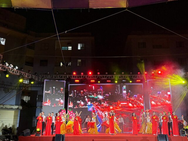 노동자를 위한 예술 프로그램의 한 장면. 사진: Kieu Vu