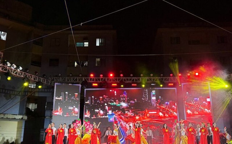 A performance in the art program serving workers. Photo: Kieu Vu