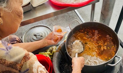 Khám phá bánh canh Nam Phổ nổi tiếng xứ Huế.