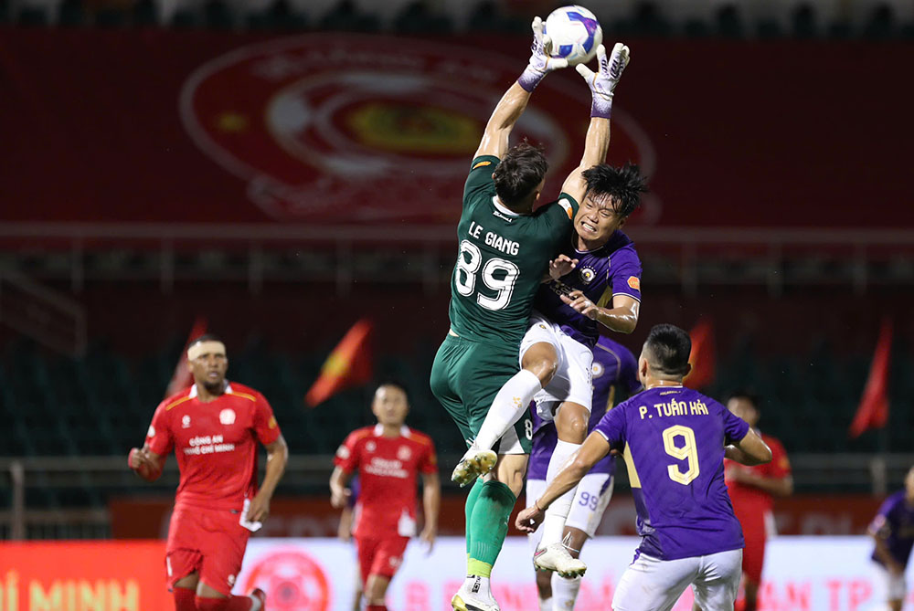 Sang hiep 2, Ha Noi FC co nhieu cu dut diem nguy hiem hon nhung deu khong the danh bai thu mon Patrik Le Giang.