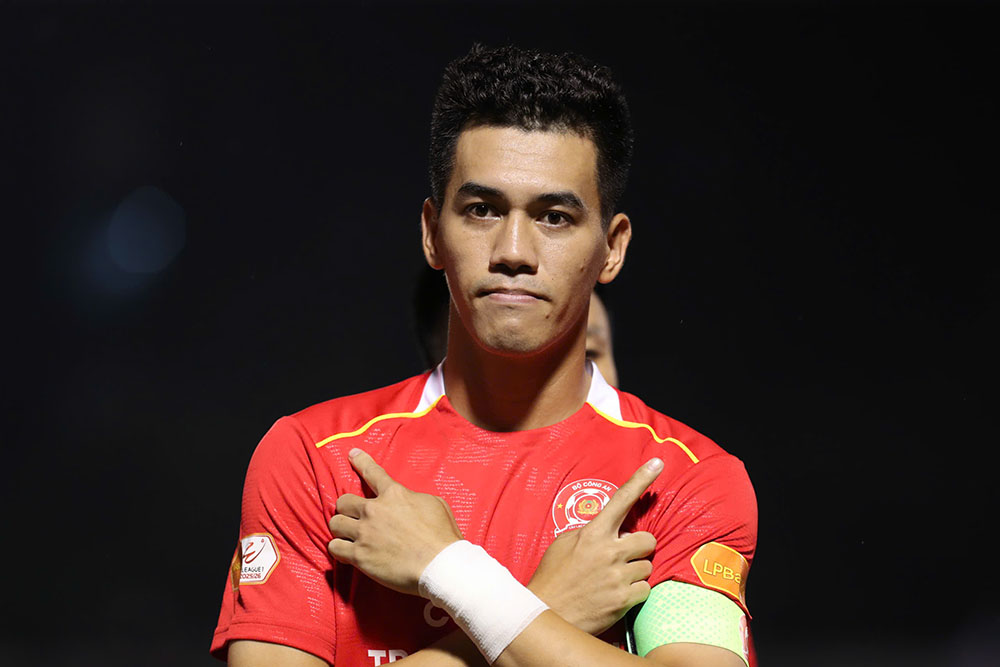 Cau lac bo Cong an TPHCM mo dau tran dau tren san Thong Nhat theo cach khong the tot hon khi som co ban mo ti so ngay phut thu 2 sau tinh huong danh dau hiem hoc cua doi truong Nguyen Tien Linh.
