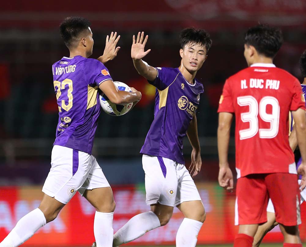 Sau nhieu no luc, den phut 84, Ha Noi FC cung co ban rut ngan cach biet xuong con 1-2 nho cong cua Van Tung. Tuy nhien, thoi gian con lai la khong du de dai dien thu do co them ban go.