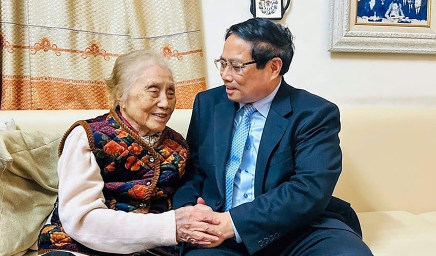 Politburo member and Prime Minister Pham Minh Chinh visited and congratulated former Vice President Nguyen Thi Binh on the occasion of International Women's Day, March 8, 2025. Photo: VGP