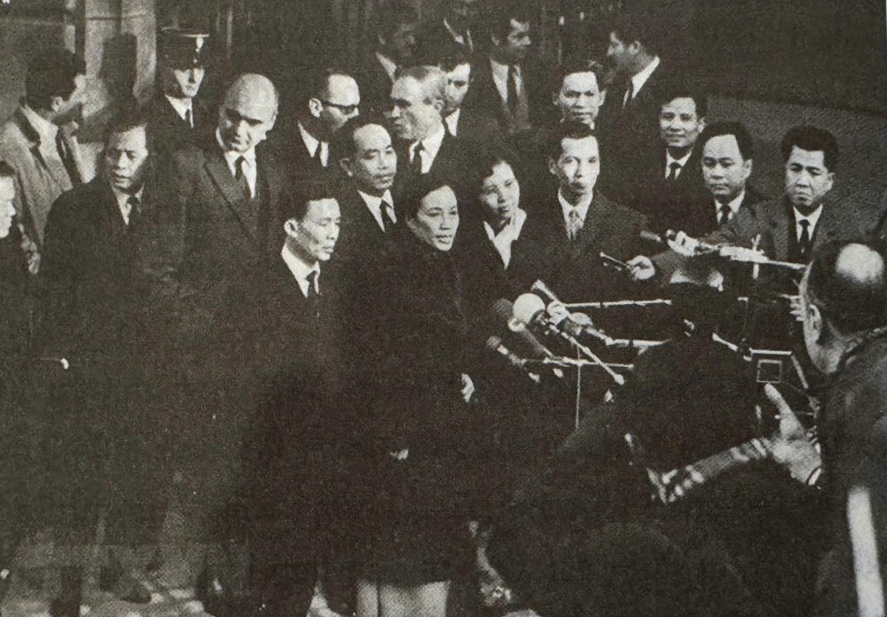 Ba Nguyen Thi Binh tra loi phong van cac nha bao sau khi du phien hop dau tien ban ve thu tuc cua Hoi nghi bon doan tai Paris ngay 18.1.1969. Anh: Tu lieu trong cuon hoi ky “Gia dinh, ban be va dat nuoc“.   