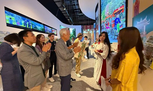 Đại biểu và khách tham quan trải nghiệm “Những ngày du lịch Hà Nội” tại Nhật Bản. Ảnh: Sở Du lịch Hà Nội