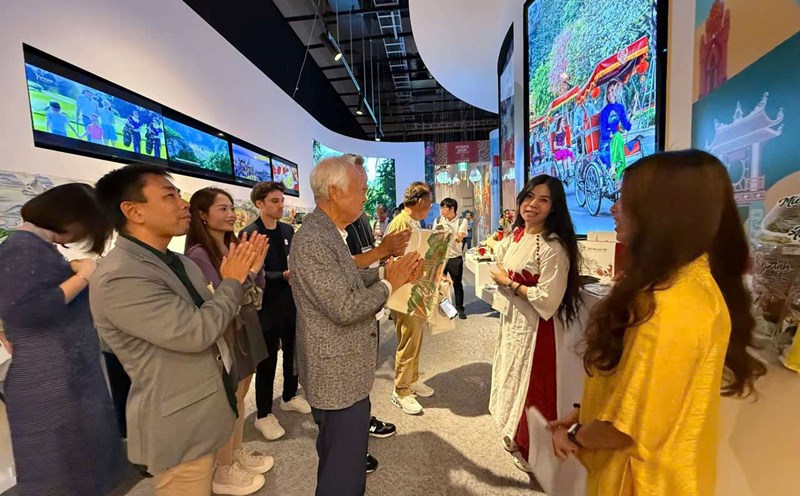Delegates and visitors experience "Hanoi travel days" in Japan. Photo: Hanoi Department of Tourism