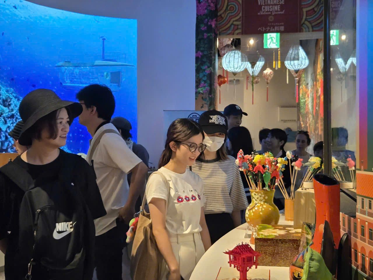 Khach tham quan trai nghiem khong gian Ha Noi tai su kien. Anh: So Du lich Ha Noi
