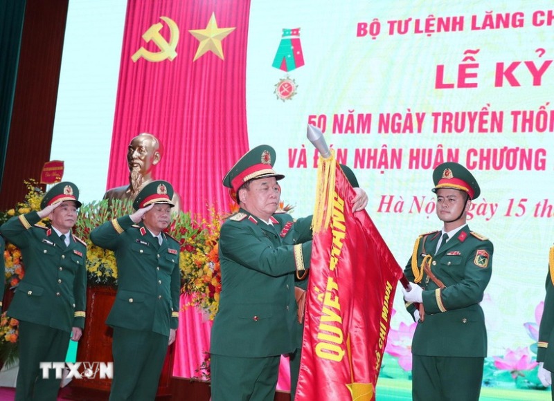 Senior Lieutenant General Hoang Xuan Chien - Deputy Minister of National Defense attaches the First Class Fatherland Protection Medal to the Traditional Flag of the Ho Chi Minh Mausoleum Command. Photo: VNA