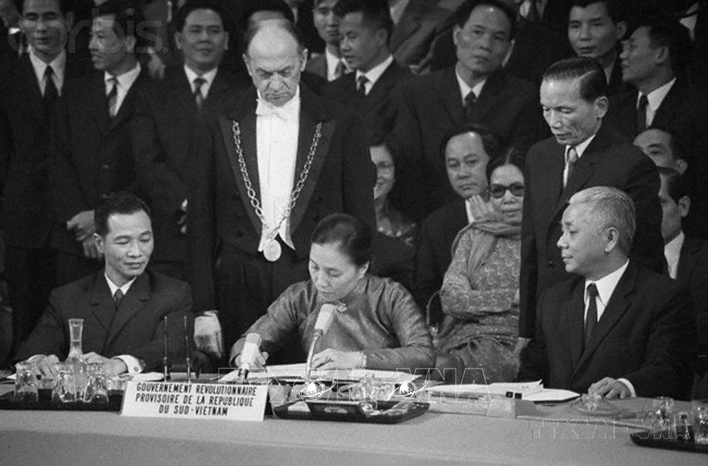 Minister of Foreign Affairs of the Provisional Revolutionary Government of the Republic of Vietnam Nguyen Thi Binh signed the Decree of the International Conference on Vietnam, dated March 2, 7. 7. Photo: VNA