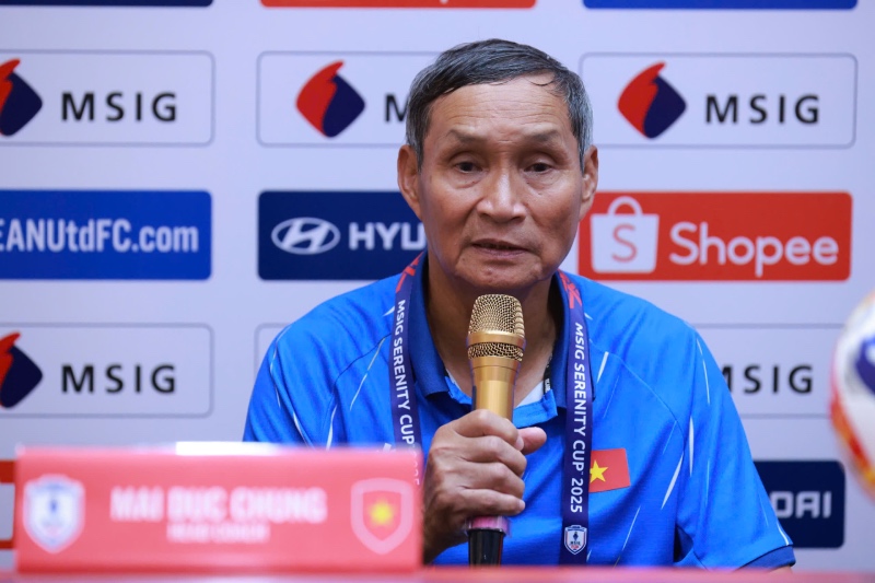 Coach Mai Duc Chung held a press conference after the match of the Vietnam women's team. Photo: Pham Thach