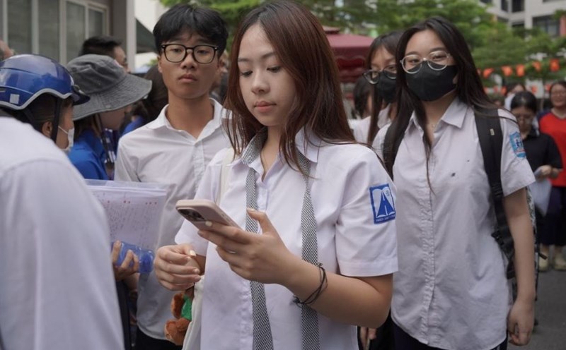 Many parents and students are interested in the tuition fees of universities. Photo: Vu Linh