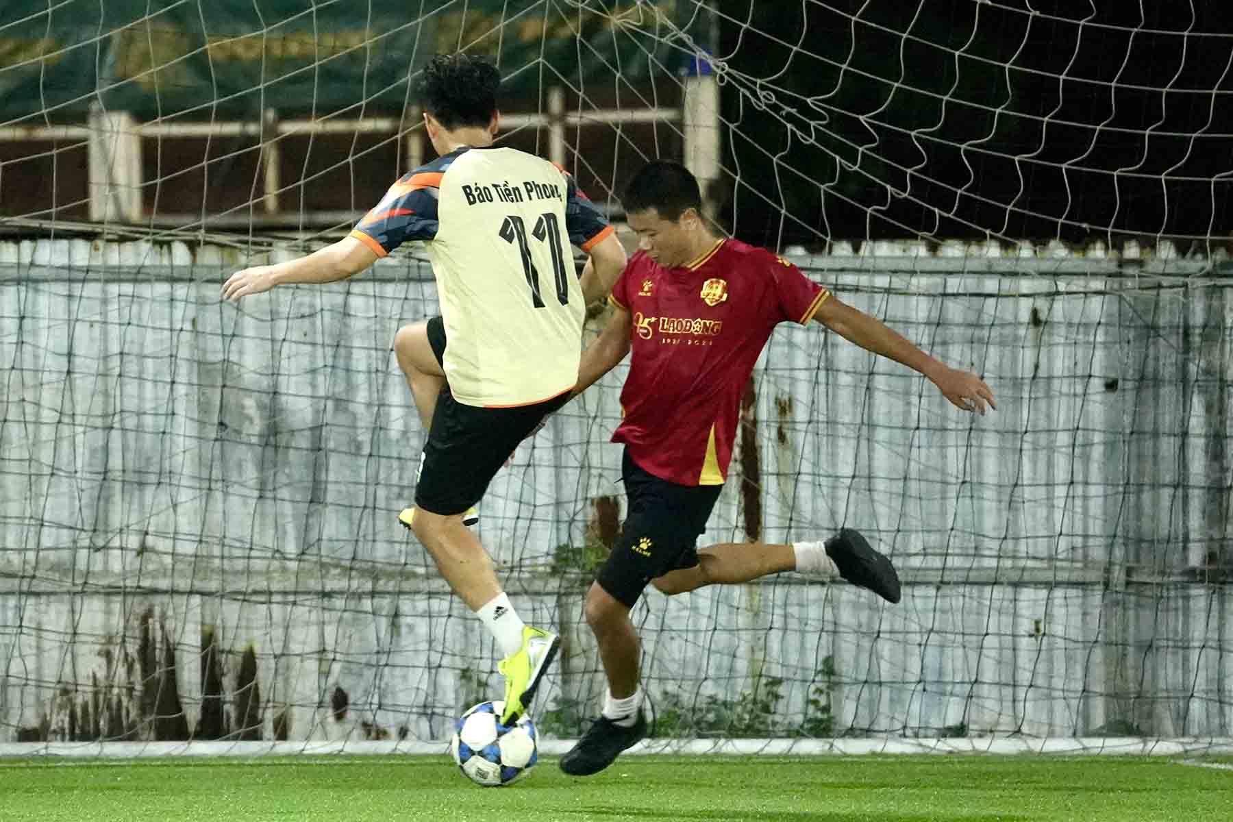 Hau ve Doi bong Bao Lao dong thi dau chac chan, ky luat truoc khung thanh. 