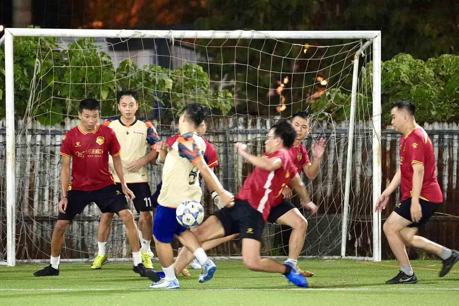 Doi bong Bao Tien Phong chu dong cam bong, tan cong don dap suot hiep 1.