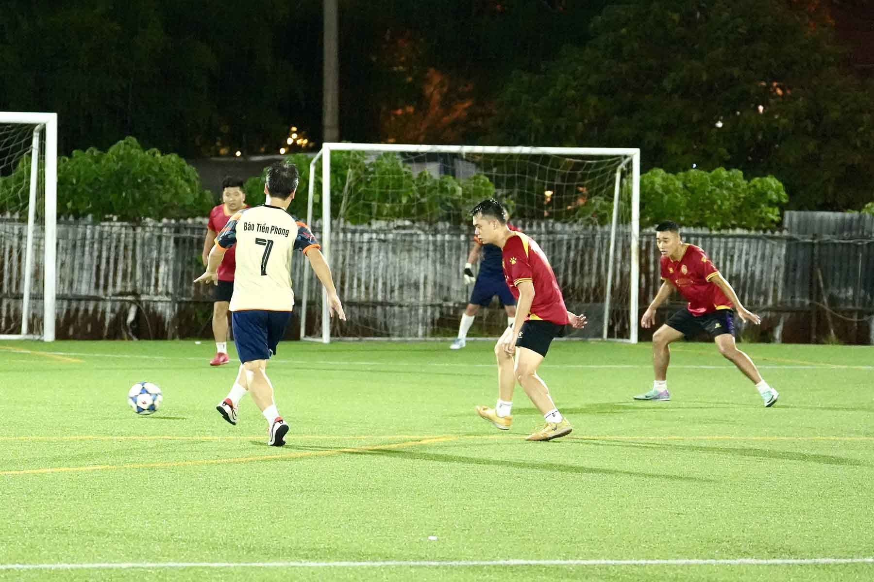 Trong hiep 1 tran ban ket, Doi bong Bao Tien phong la nhung nguoi chu dong cam bong, ap dat loi choi.