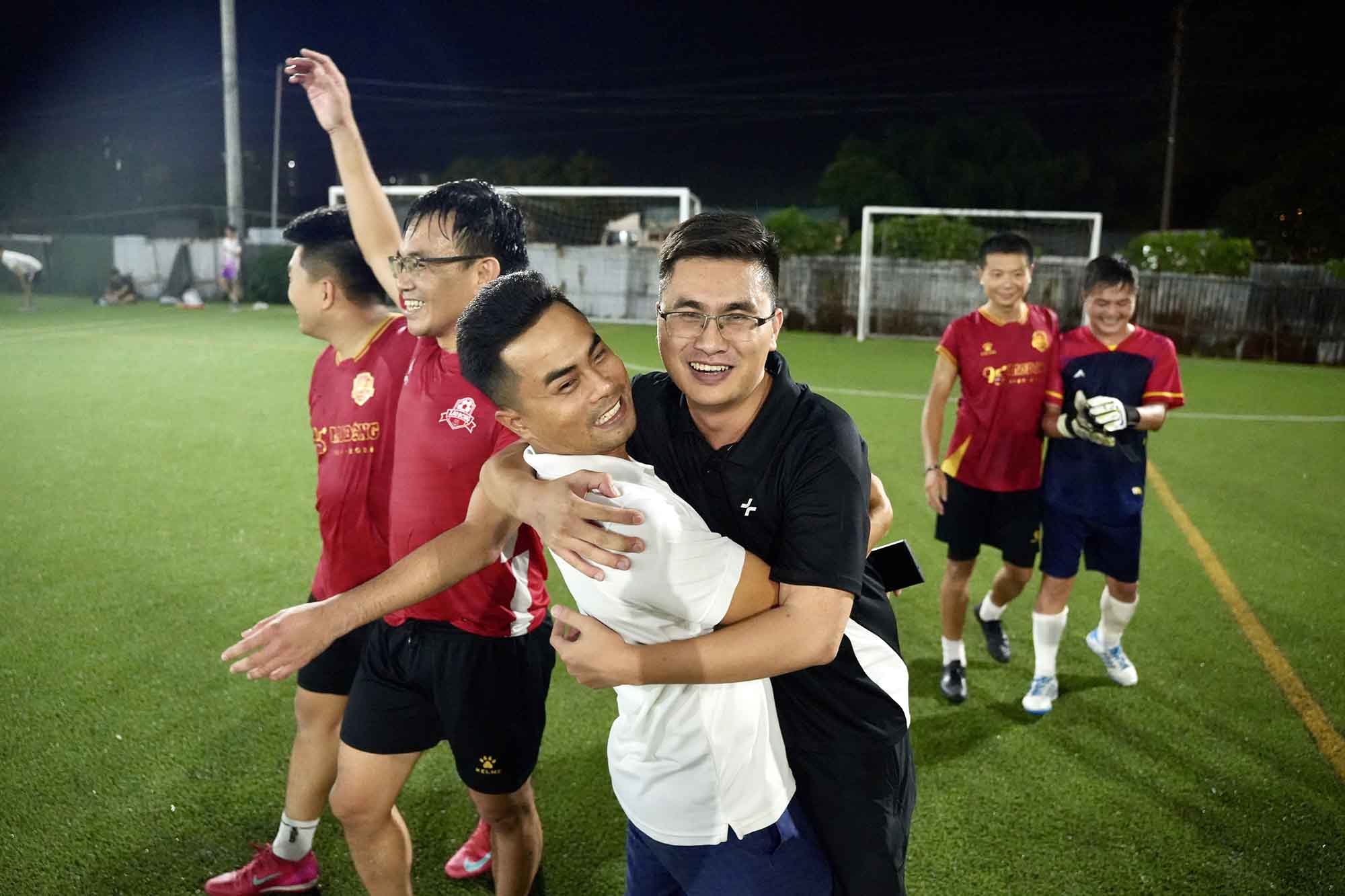 Niem vui cua thanh vien doi bong Bao Lao Dong sau khi vuot qua Ban ket. Ho gap lai doi bong VOV trong tran Chung ket dien ra 18h chieu nay (17.8) tai san bong Gamuda Khuyen Luong (phuong Hoang Mai, Ha Noi).