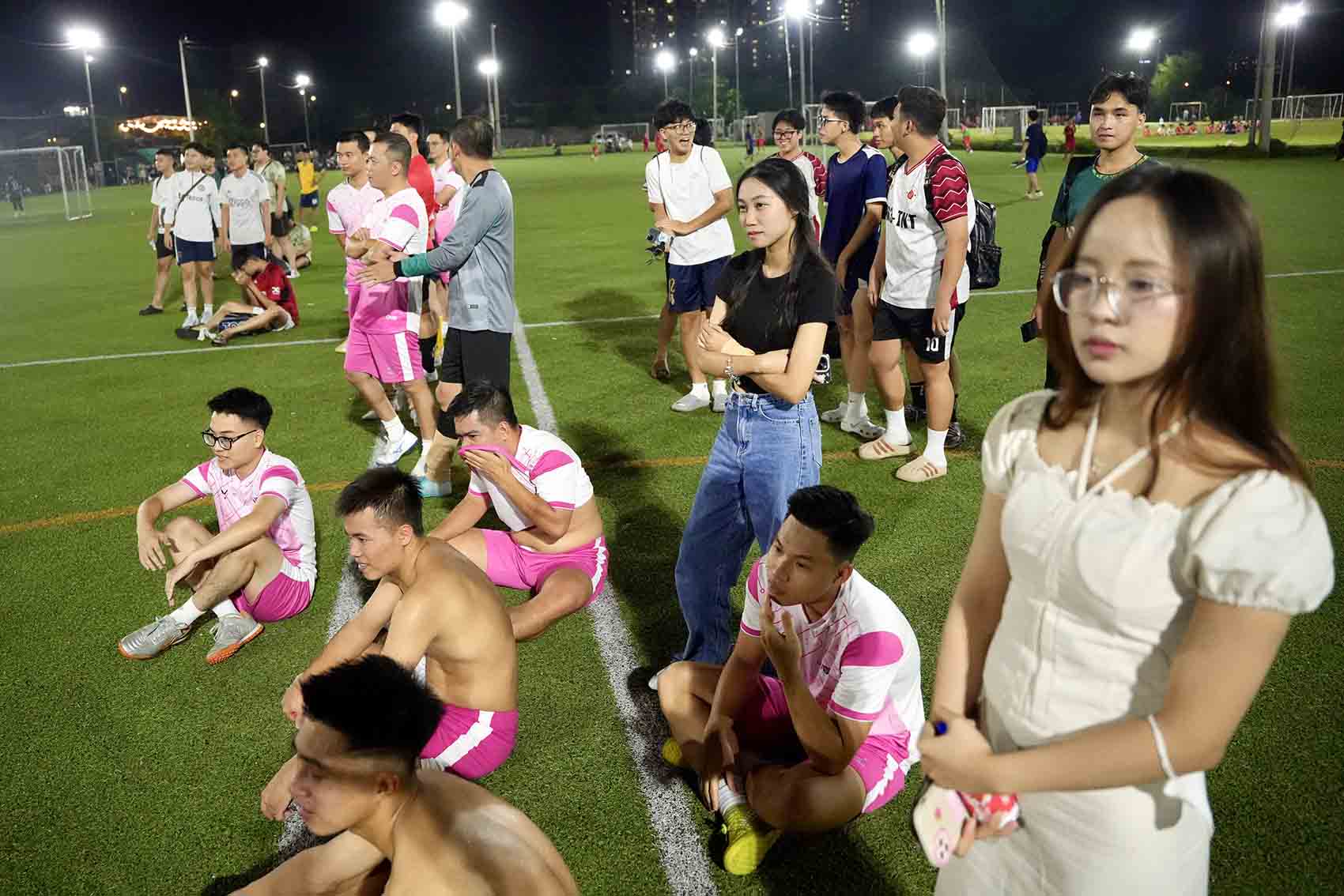Cac cau thu, CDV cua 2 doi da tran ban ket con lai la VOV va Bao Phap Luat Viet Nam cung ra theo doi loat luan luu giua Doi bong Bao Lao Dong va Doi bong Bao Tien phong.