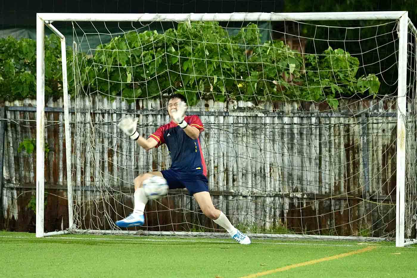 Loat penalty dien ra voi 12 luot. Thu mon Van Duc la nguoi hung cua doi Lao Dong. Thu mon goc Lao Cai thuc hien thanh cong 1 luot sut va can duoc 2 luot sut cua doi ban.