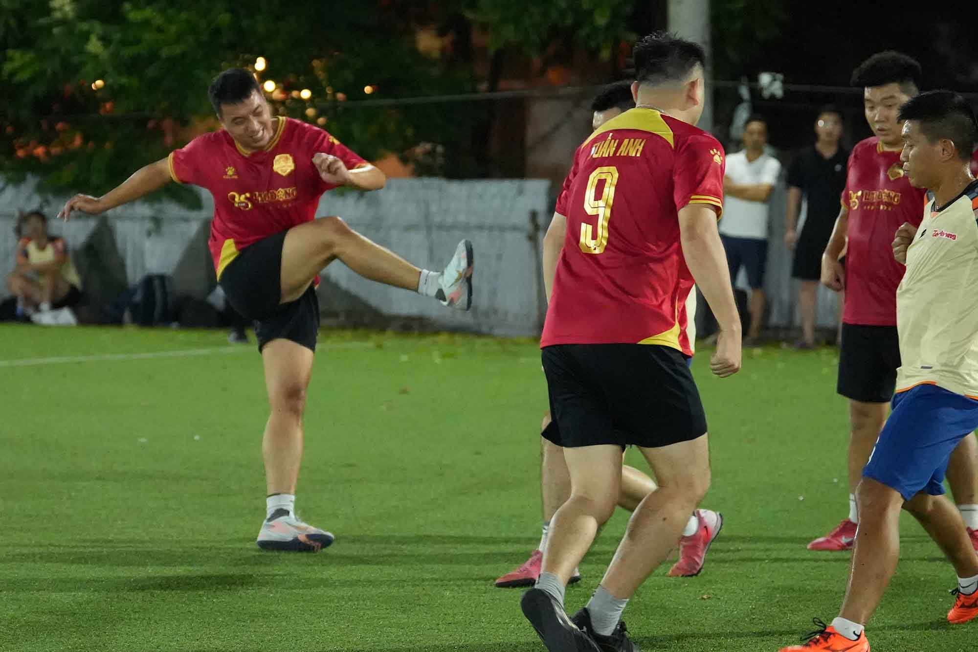 Duc Thien co co hoi o ben ria vong cam, anh vung chan nhung bong liem xa.