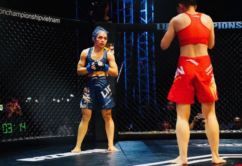 MMA fighter Lo Thi Phung always competes with all her might on the ring. Photo: VMMAF