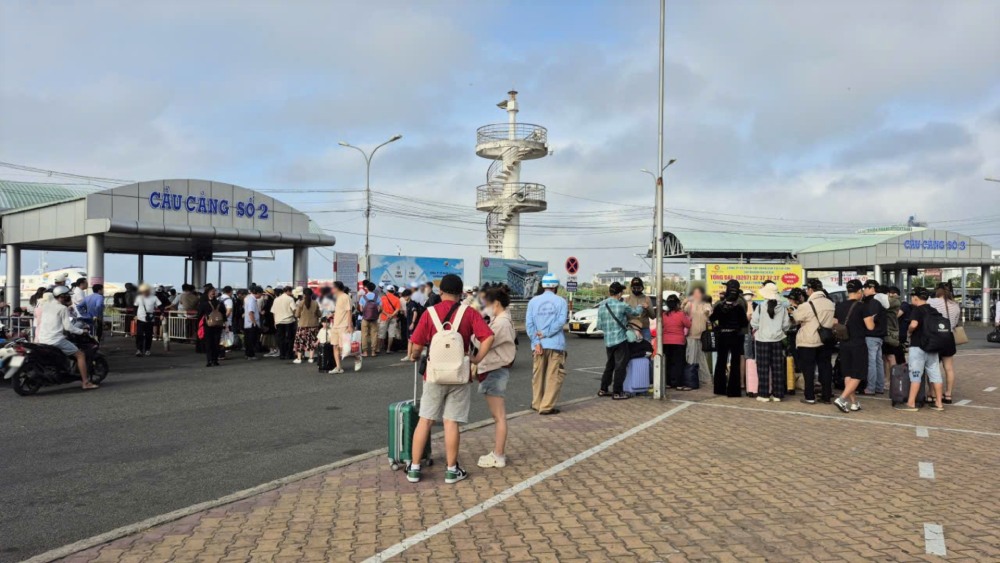 Tourists waiting to get on a boat to visit the islands of An Giang province. Photo: Xuan Nhi