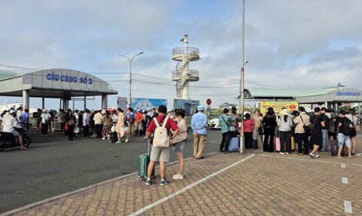 Du khách chờ xuống tàu đi tham quan các đảo của tỉnh An Giang. Ảnh: Xuân Nhi