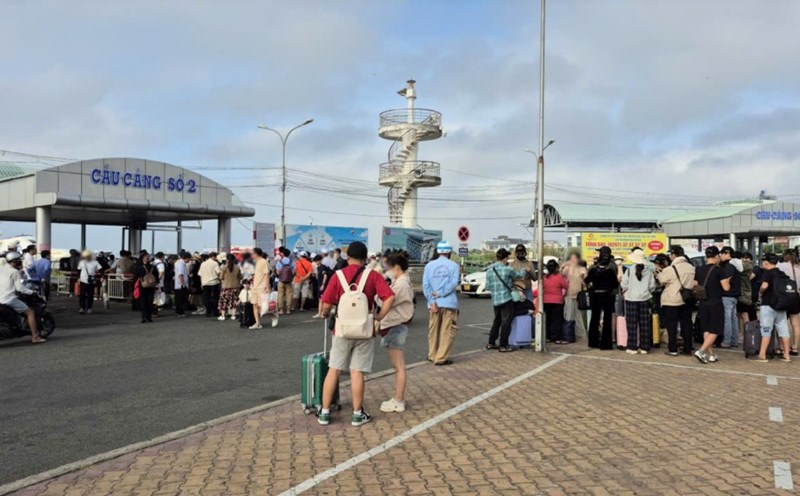 Tourists waiting to get on a boat to visit the islands of An Giang province. Photo: Xuan Nhi