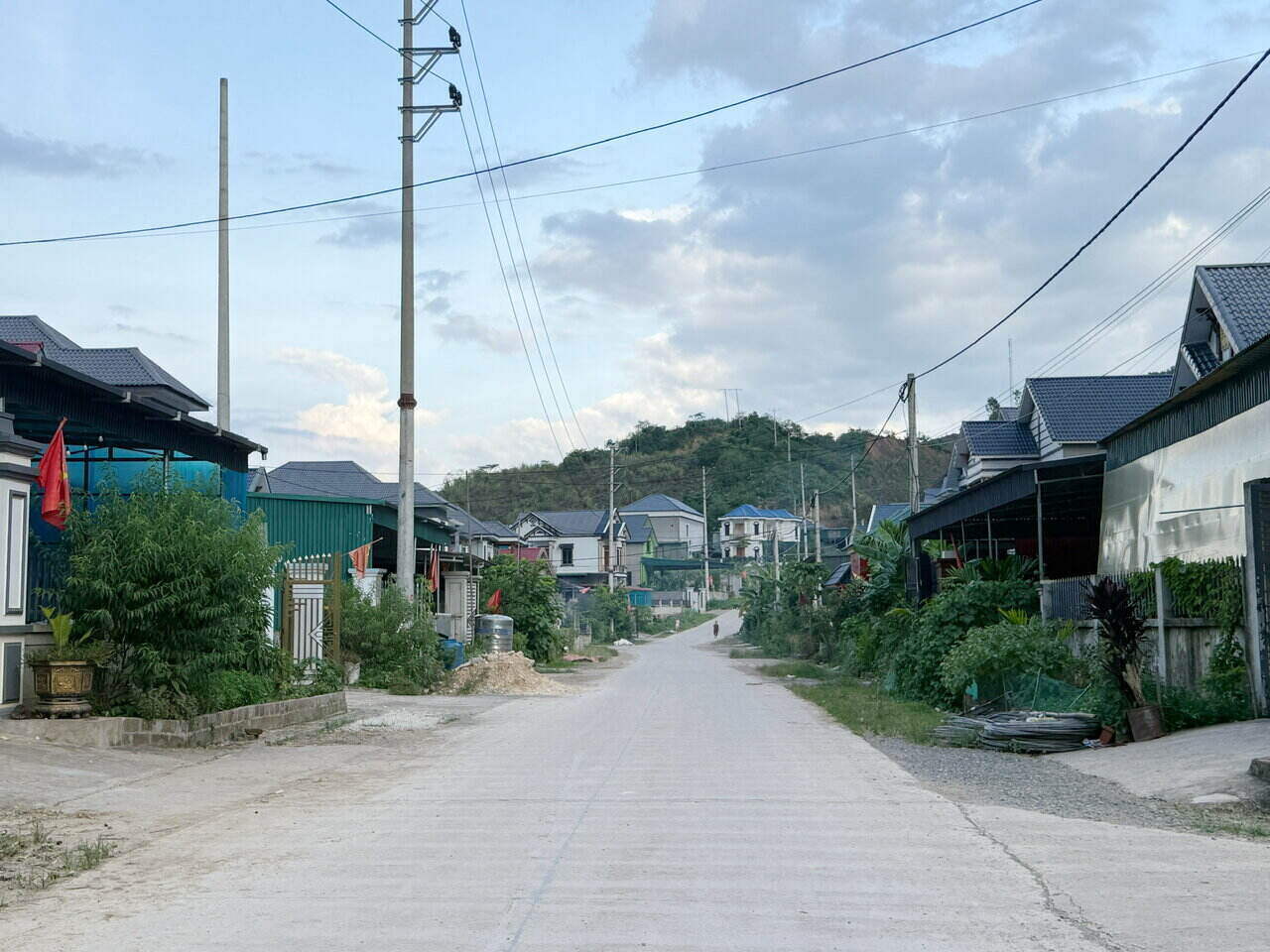 Nhung ngoi nha mai thai khang trang o khu tai dinh cu xom Nhun, truoc cua treo co do sao vang chao mung ngay 19.8. Anh: Hai Dang