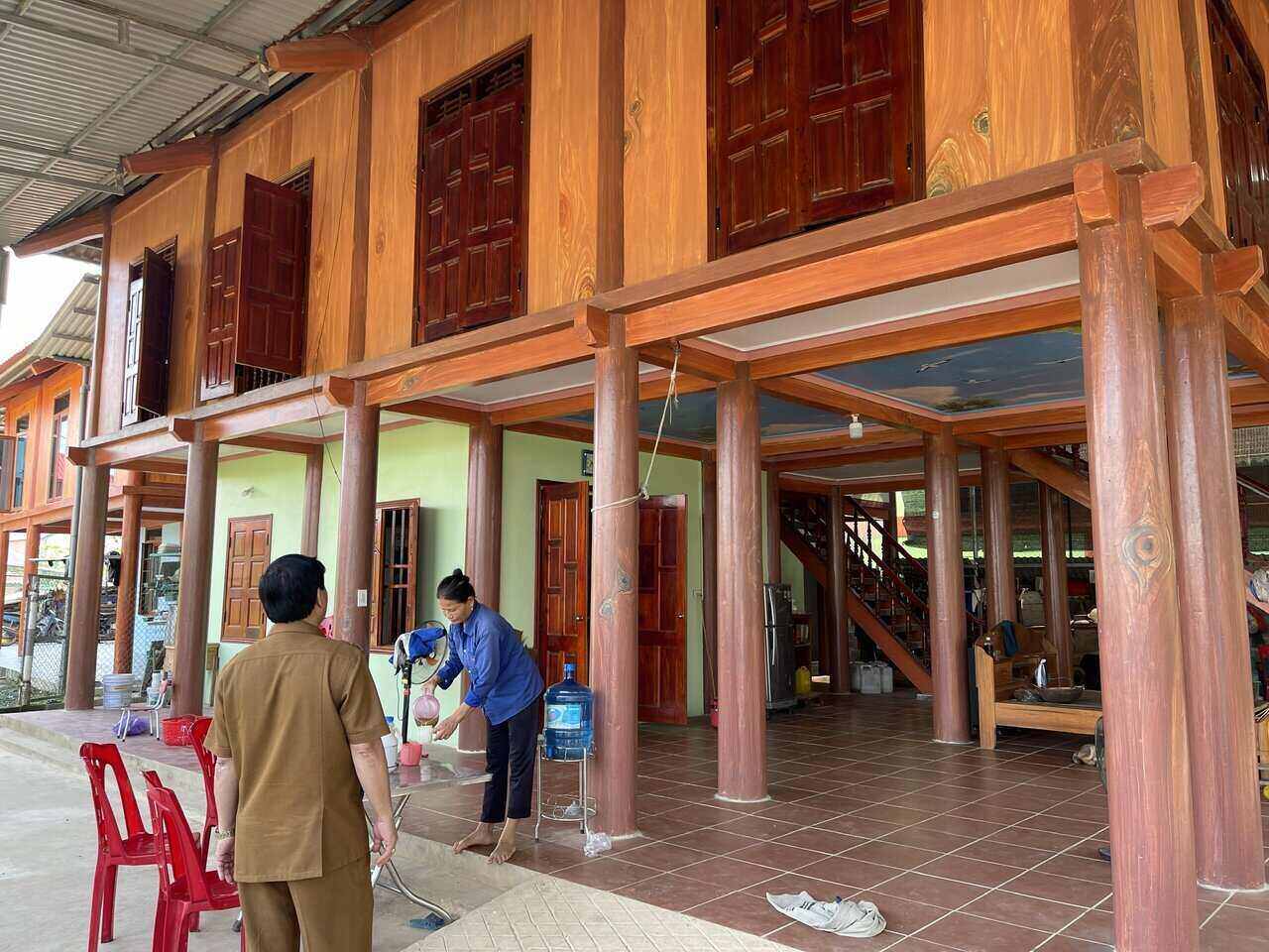 Ngoi nha cua mot ho dan tai dinh cu o xa Yen Phu duoc xay dung theo kien truc nha san cua nguoi Muong. anh: Hai Dang