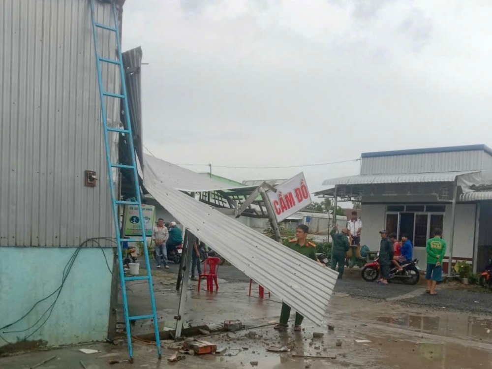 Support people affected by thunderstorms and tornadoes causing damage to their homes. Photo: Provided by the police