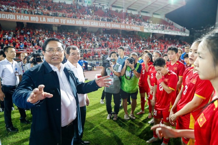Thu tuong bieu duong tinh than thi dau cua tap the tuyen nu Viet Nam. Anh: VFF