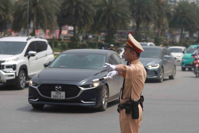The authorities organized traffic flow and limited vehicles moving into My Dinh National Stadium to organize the "North-South Agreement" event. Photo: Hanoi Police