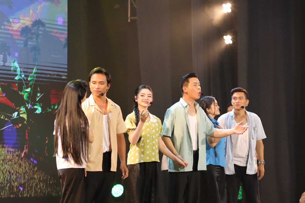 Artists in the show. Photo: Organizing Committee