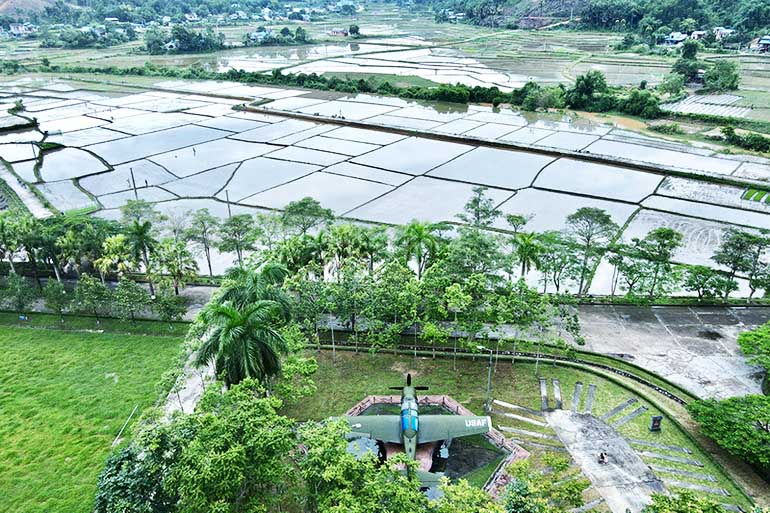 Lung Co airport near Tan Trao base (now Minh Thanh commune, Tuyen Quang province) was built rapidly in just 2 days to accommodate shipments, mainly weapons of the Dongming army landing. Photo: Hai Chung.