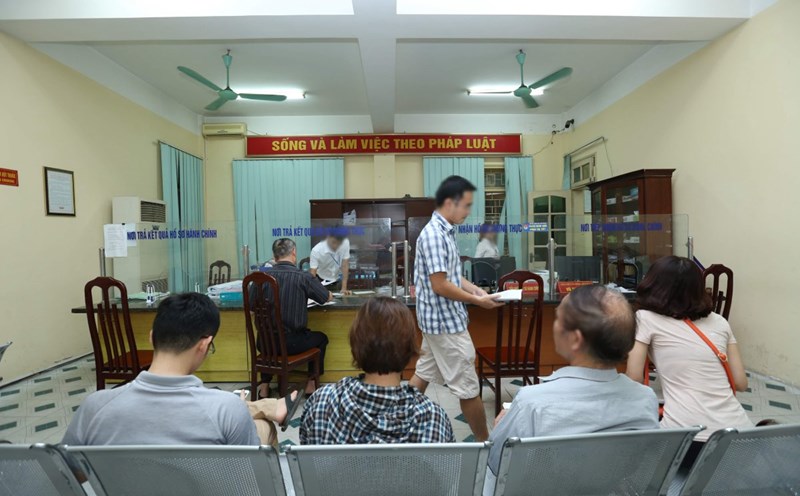 The Ministry of Home Affairs is seeking opinions on the draft Circular guiding salary classification for people recruited as civil servants. Photo: Hai Nguyen