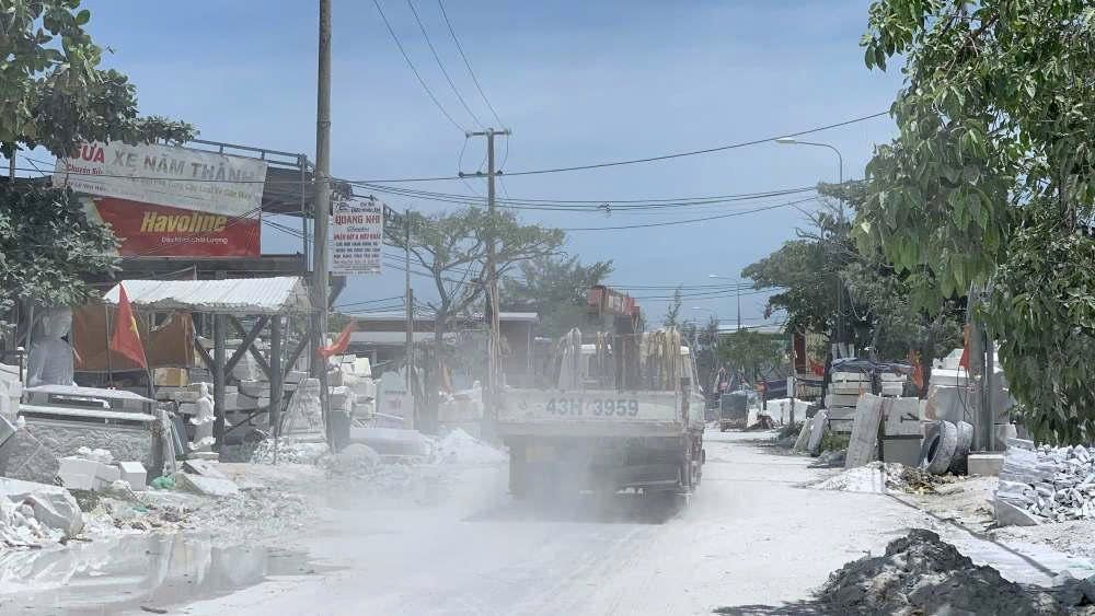 Les habitants attendent avec impatience le jour du deplacement du celebre village de pierre a Da Nang. Photo : Thanh Huyen