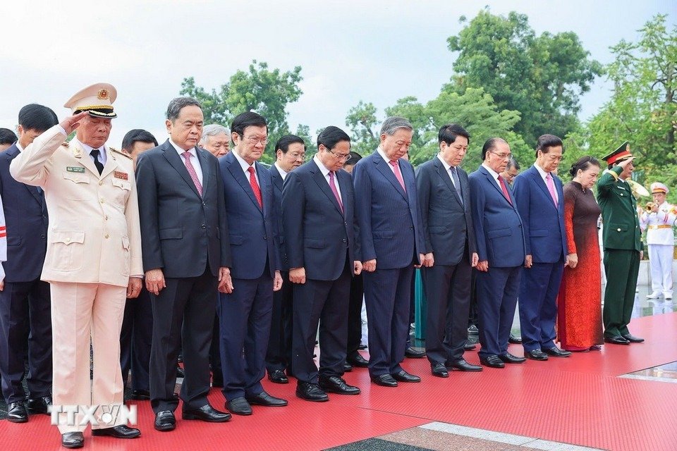 Doan dai bieu lanh dao, nguyen lanh dao Dang, Nha nuoc cung cac bo, nganh Trung uong den dat vong hoa, dang huong, tuong niem cac Anh hung liet sy tai Dai Tuong niem cac Anh hung liet si tren duong Bac Son. Anh: TTXVN 
