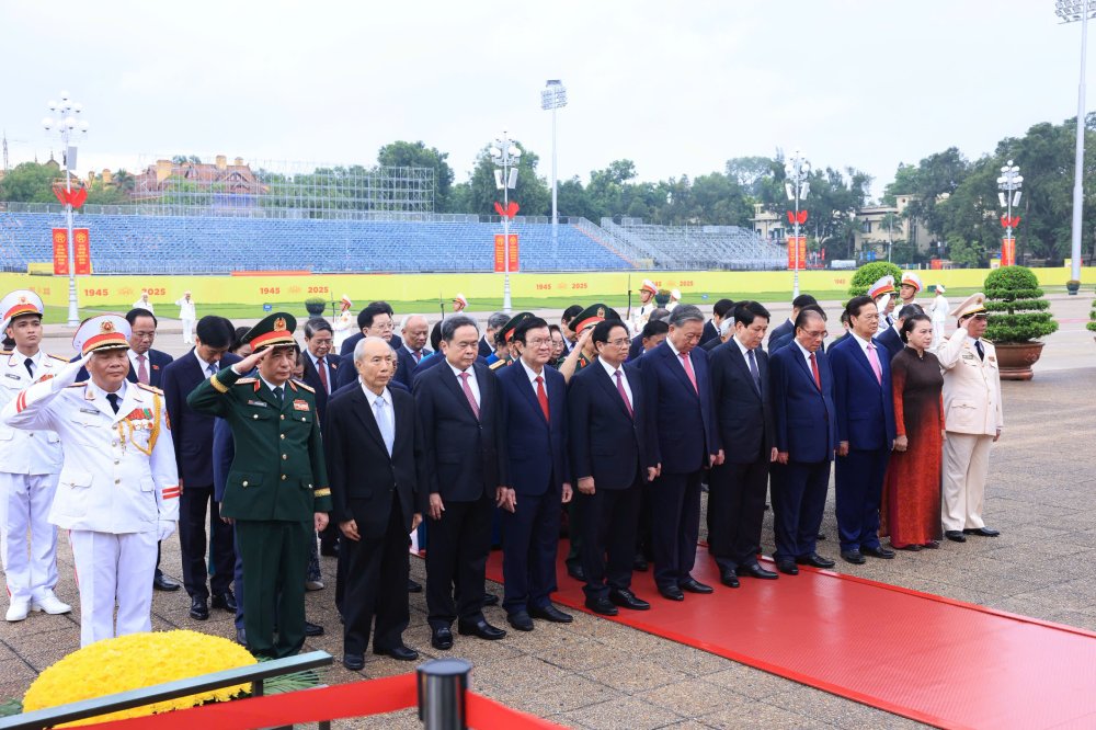 Tong Bi thu To Lam, Chu tich nuoc Luong Cuong, Chu tich Quoc hoi Tran Thanh Man cung cac lanh dao, nguyen lanh dao Dang, Nha nuoc thanh kinh tuong niem Chu tich Ho Chi Minh. Anh: Hai Nguyen