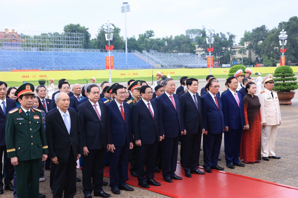 The delegation of leaders and former leaders of the Party and State came to lay wreaths and visit President Ho Chi Minh's Mausoleum. Photo: Hai Nguyen