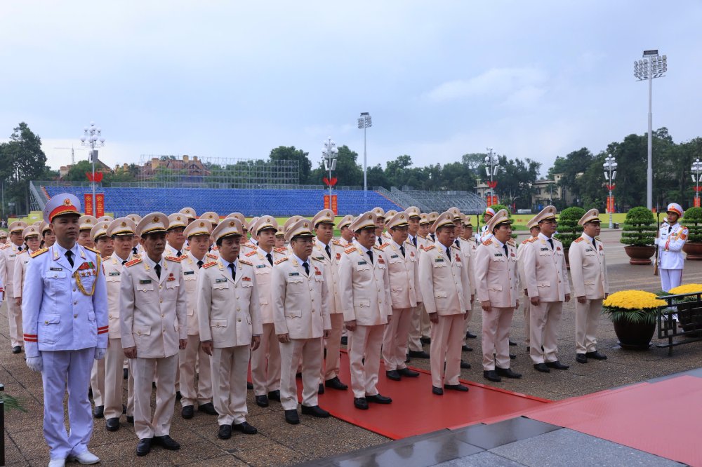 Doan Dang uy Cong an Trung uong, Bo Cong an den dat vong hoa va vao Lang vieng Chu tich Ho Chi Minh. Anh: Hai Nguyen