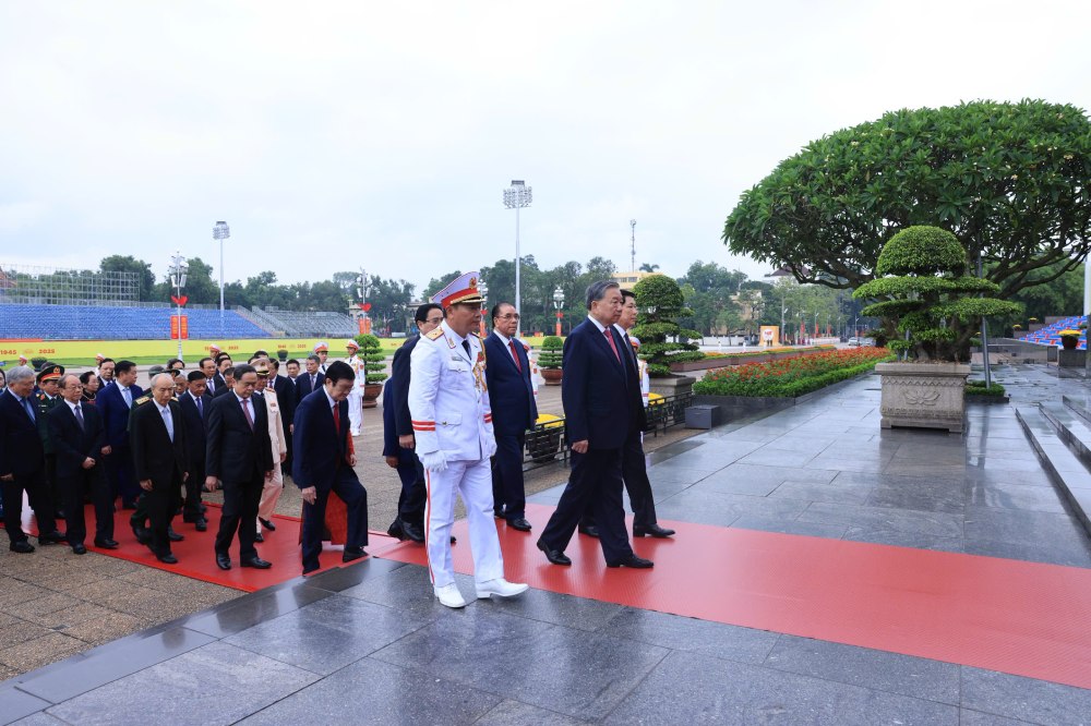 Doan dai bieu lanh dao, nguyen lanh dao Dang, Nha nuoc vao Lang vieng Chu tich Ho Chi Minh. Anh: Hai Nguyen
