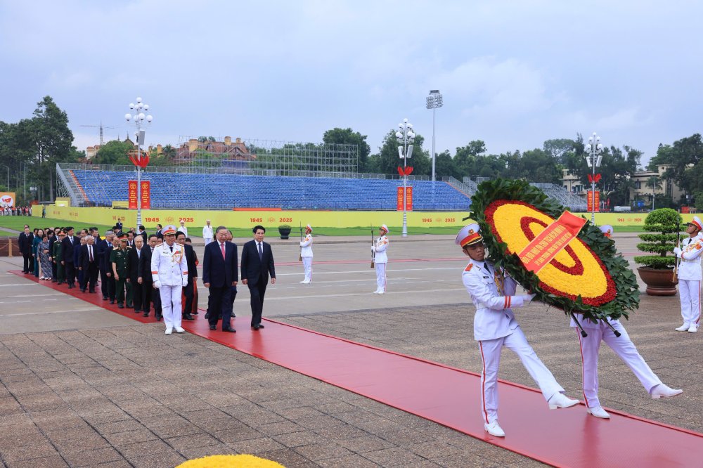 Cac lanh dao, nguyen lanh dao Dang, Nha nuoc dat vong hoa va vao Lang vieng Chu tich Ho Chi Minh. Anh: Hai Nguyen