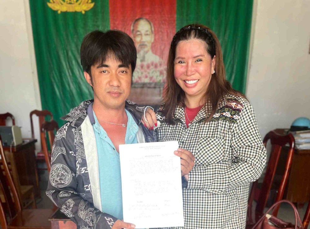 Anh Than devolvio la cantidad de mas de 59 millones de VND transferidos por error a su cuenta a la Sra. Oanh. Foto: Proporcionada por la policia