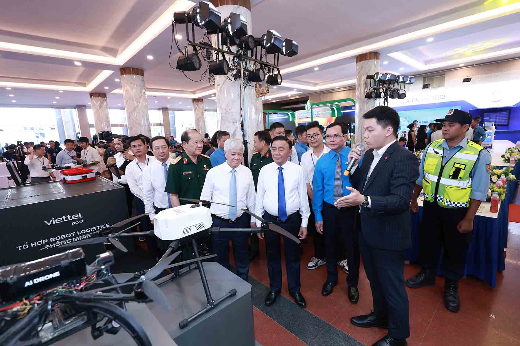 베트남 조국전선 산하 당 지도부... 베트남 노동총연맹이 주최하는 창조 노동의 날 Sand에서 제품 전시 부스를 방문합니다. 사진: 흐우찬