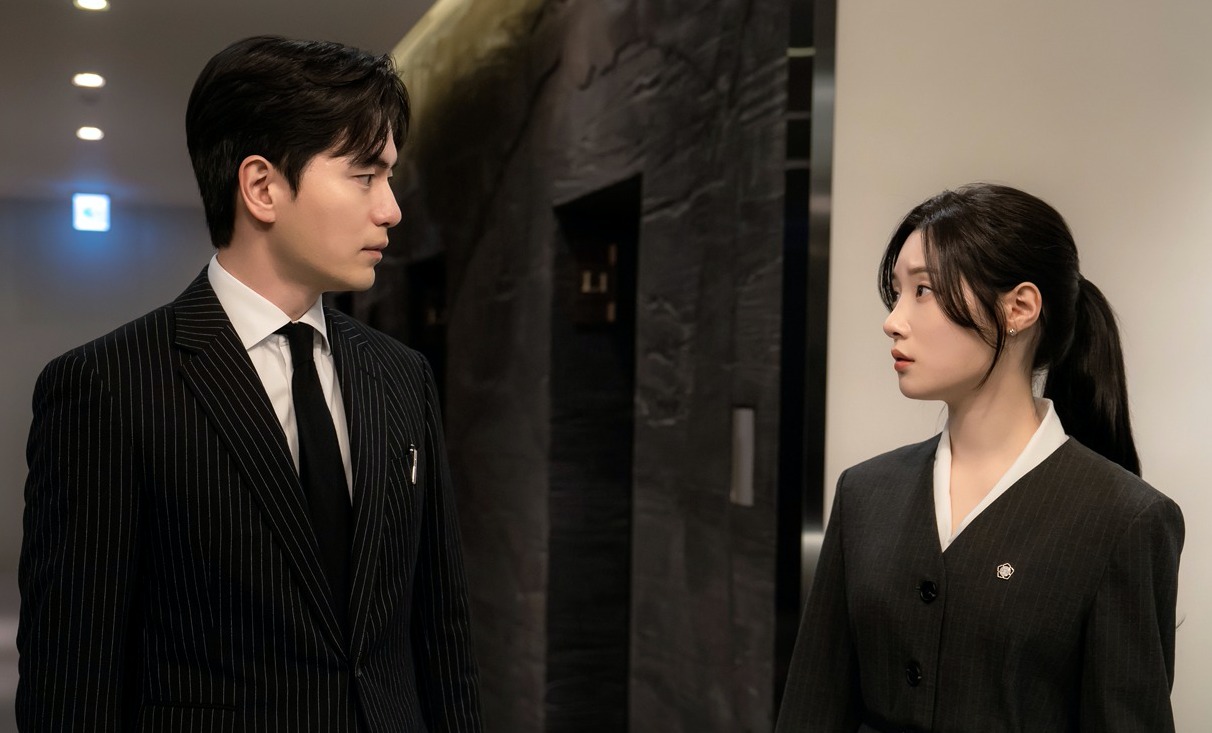 Lee Jin Wook, Jung Chaeyeon in the film. Photo: Producer/Net Netflix