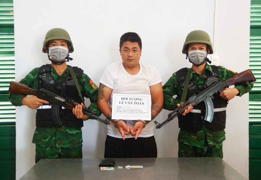 Doi tuong Le Van Toan bi bat cung tang vat. Anh: Van Hoan