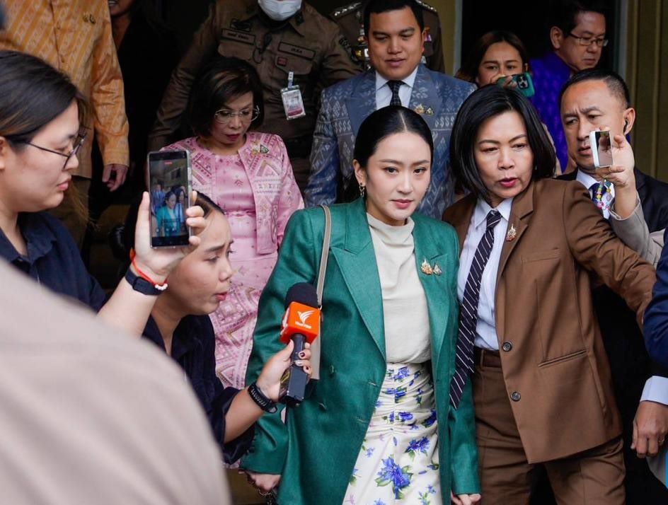 Ba Paetongtarn Shinawatra roi Tru so Chinh phu o Bangkok, ngay 1.7.2025, sau khi Toa an Hien phap Thai Lan quyet dinh tam dinh chi chuc vu Thu tuong cua ba vi cao buoc vi pham hien phap. Anh: Xinhua