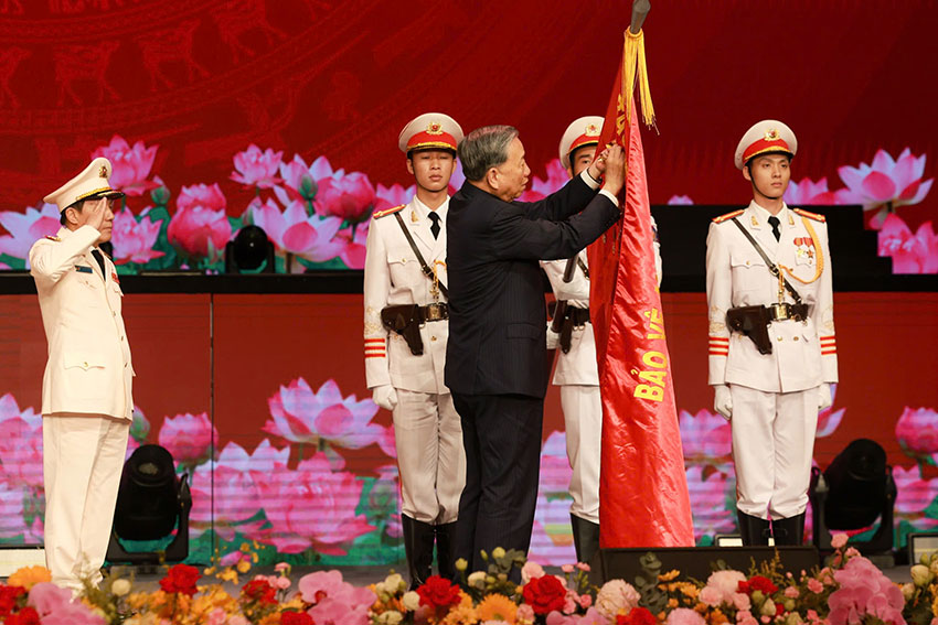 General Secretary To Lam presented the Gold Star Medal to the Ministry of Public Security. Photo: Nguyen Hai