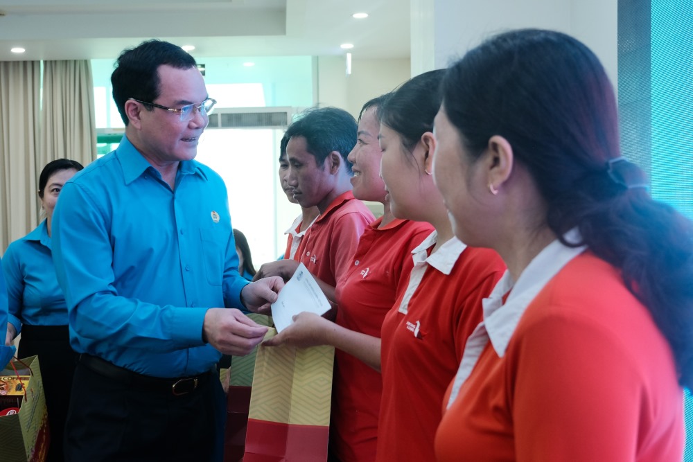 당 중앙위원회 위원 베트남 조국전선 중앙위원회 부위원장 응우옌딘캉 베트남 노동총연맹 위원장이 껀터 노동자들에게 선물을 전달하고 안부를 묻고 있습니다. 사진: 미리